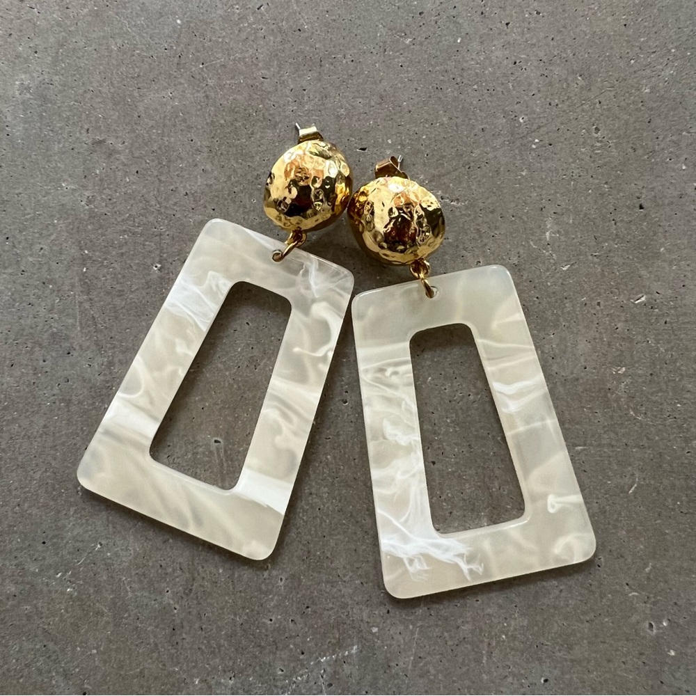 Hammered gold & marbled acrylic Earrings